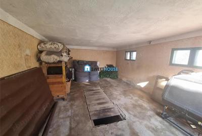 Casa de vanzare cu 4 camere si anexe in Fagaras. - 1