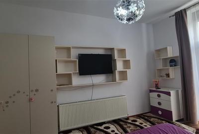 Apartament cu 2 camere semidecomandat, mobilat în Pârneava
