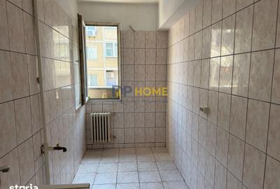 Apartament cu 3 camere semidecomandat în Centrul Civic