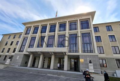 Apartament cu 4 camere decomandat, mobilat în Central