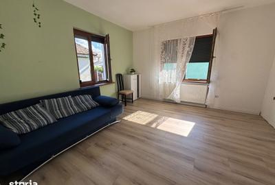 Apartament cu 3 camere decomandat în Lazaret