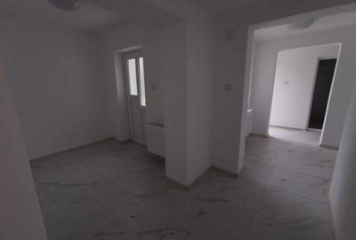 Casă cu 3 camere cu Canalizare în Central - 2