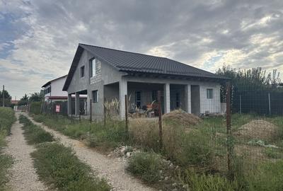 Casă cu 4 camere în Costi