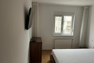 Apartament cu 3 camere semidecomandat, mobilat în Central