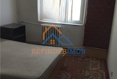 Apartament cu 4 camere semidecomandat în Rahova
