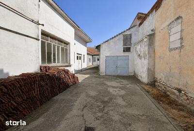 Casă cu 7 camere cu Teren 464 Mp în Pârneava