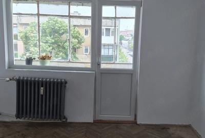 Apartament cu 3 camere semidecomandat în Crihala