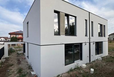 Casă cu 4 camere cu Teren 250 Mp în Dumbrăvița