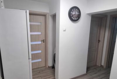 Apartament cu 3 camere decomandat în Republicii