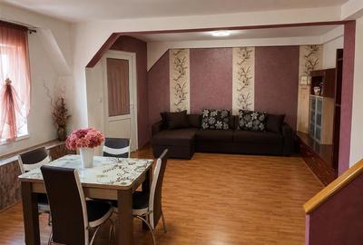 Apartament cu 3 camere semidecomandat în Cedonia