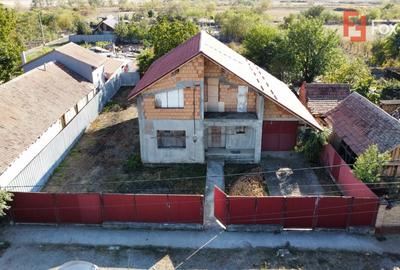 Casă individuală cu 5 camere cu Garaj în Uliuc