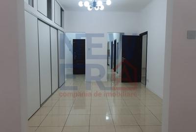 Apartament cu 4 camere decomandat în Romană