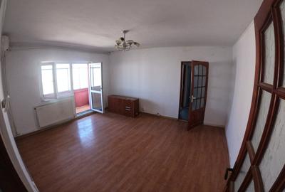 Apartament cu 3 camere semidecomandat în Tineretului