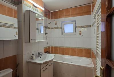 Apartament cu 3 camere decomandat în Piața Centrală