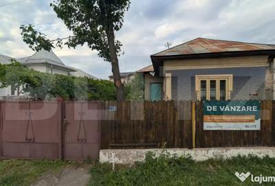 Casă cu 3 camere cu Teren 2540 Mp în Central - 1