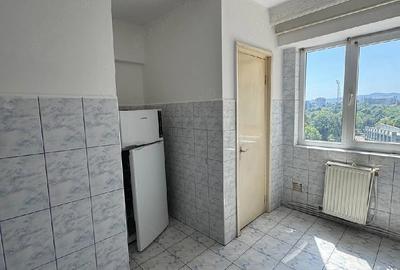 Apartament cu 3 camere semidecomandat în 9 Mai - 5