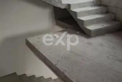 Casă cu 8 camere cu Teren 200000 Mp în Central