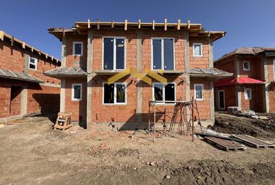 Duplex cu 3 camere cu Canalizare în Remetea Mare - 1
