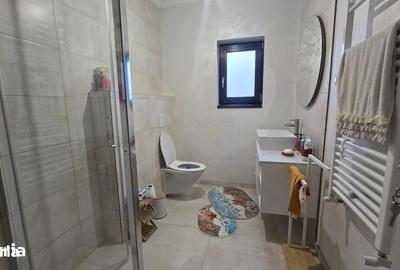 Casă cu 4 camere în Breazu