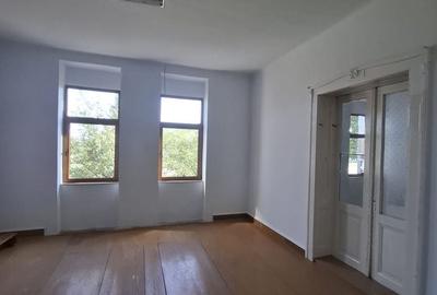 Casă cu 6 camere cu Teren 5766 Mp în Variaș - 1
