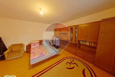 Casă cu 8 camere cu Teren 4906 Mp în Central