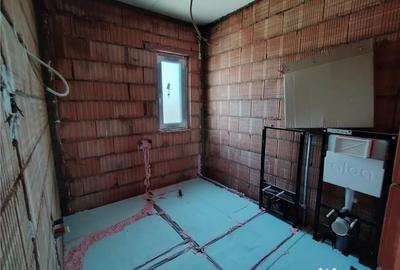Casă cu 4 camere cu Teren 371 Mp în Moșnița Veche