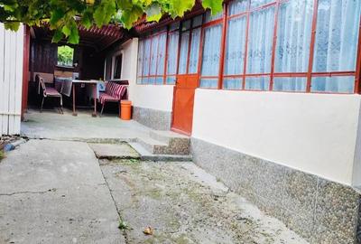 Casă cu 3 camere în Tătărăști