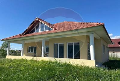 Casă cu 4 camere cu Teren 715 Mp în Lăpuș