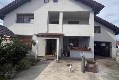 Casă cu 6 camere cu Teren 486 Mp în Recea