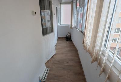 Apartament cu 3 camere decomandat în Astra