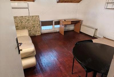 Garsonieră decomandată în Micul Dallas