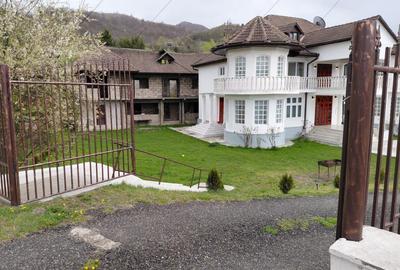 Casă individuală cu 7 camere cu Canalizare în Central - 2