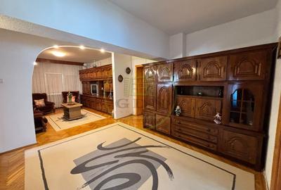 Apartament cu 3 camere semidecomandat, mobilat în Central