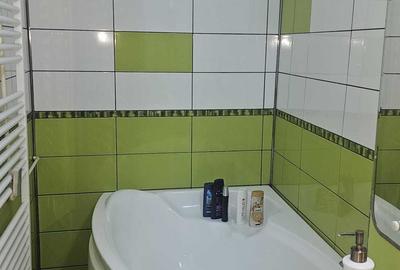 Apartament cu 3 camere semidecomandat în Craiovița Nouă