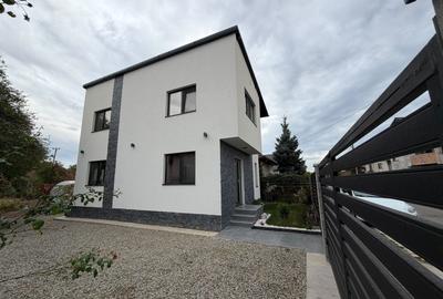 Casă individuală cu 3 camere cu Canalizare în Central