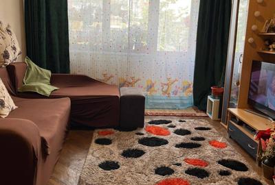 Apartament cu 4 camere semidecomandat în Micro 19