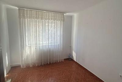 Apartament cu 3 camere semidecomandat în Sud