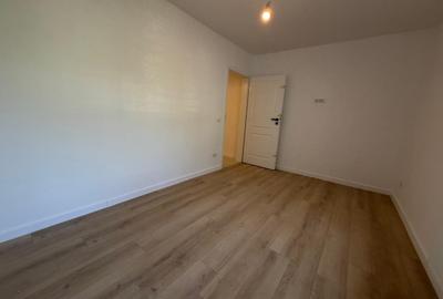 Apartament cu 3 camere semidecomandat în Titan