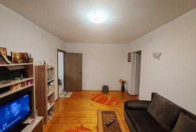 Apartament 4 camere, 2 bai. Blocul este din 1986 parter strada Soldat Croitoru V - 22