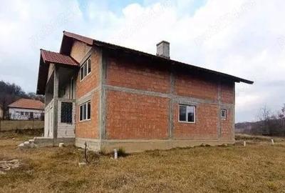 Casă cu Teren 1500 Mp în Valea Iașului