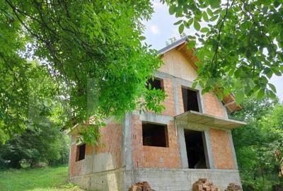 Ocazie unica ! Casa la rosu, 135 mp,pe un teren de 300 mp, S - 6