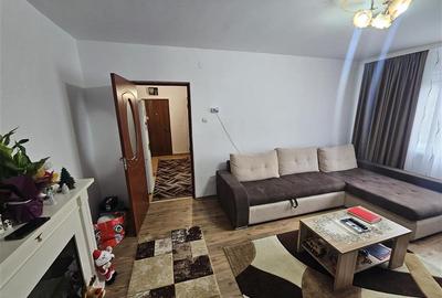 Apartament cu 3 camere semidecomandat, mobilat în Micro III - 24