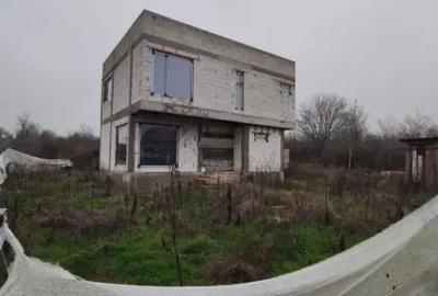 Casă cu 4 camere cu Teren 500 Mp în Cârcea