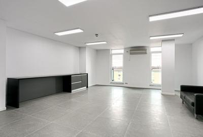 De închiriat Birou de Lux, Zona Centrlă, la Preț Promoțional - 2