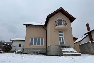 Casă cu 3 camere în Sadu - 4
