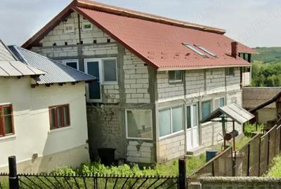 Casă cu 5 camere cu Teren 3650 Mp în Sutești - 2