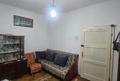 Vand apartament la casa,2 camere situat in zona Piata Cibin pe str.Darstelor et1 - 5