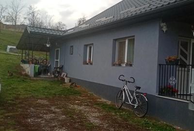 Casă cu 2 camere cu Teren 38000 Mp în Rugășești