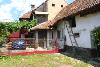 Casa/ gospodarie  saseasca in sat Bunesti, judet Brasov. Pe drumul spre VISCRI. - 2