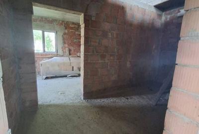 Casă cu 4 camere cu Teren 1600 Mp în Central - 2